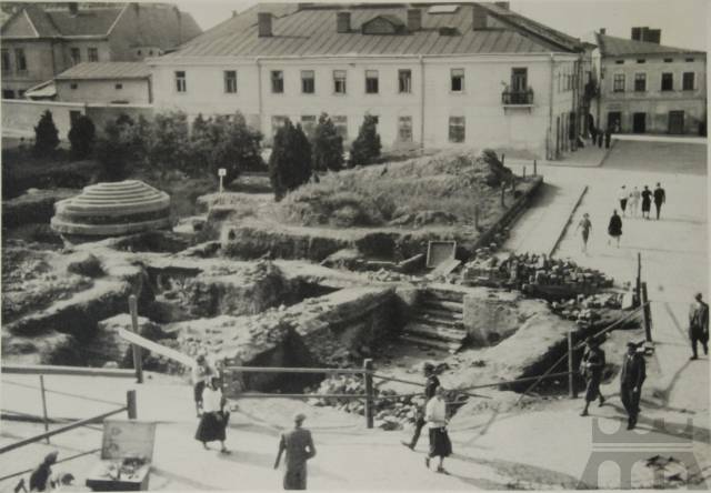 Odsłonięte fundamenty kolegiaty pw. Wszystkich Świętych podczas prac w 1938 roku. Po prawej stronie widoczne zejście do krypty fundatorów. W centralnej części placu cokół nieukończonego pomnika Świętego Michała. 