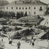 Odsłonięte fundamenty kolegiaty pw. Wszystkich Świętych podczas prac w 1938 roku. Po prawej stronie widoczne zejście do krypty fundatorów. W centralnej części placu cokół nieukończonego pomnika Świętego Michała. 