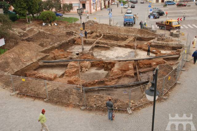 Odsłonięte fundamenty kolegiaty pw. Wszystkich Świętych podczas badań archeologicznych w 2008 roku. Fot. H. Górecki. 