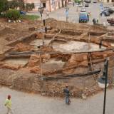 Odsłonięte fundamenty kolegiaty pw. Wszystkich Świętych podczas badań archeologicznych w 2008 roku. Fot. H. Górecki. 