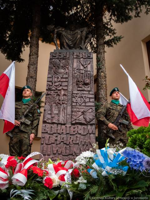 Wiązanki pod Pomnikiem Bohaterów i Ofiar II Wojny Światowej