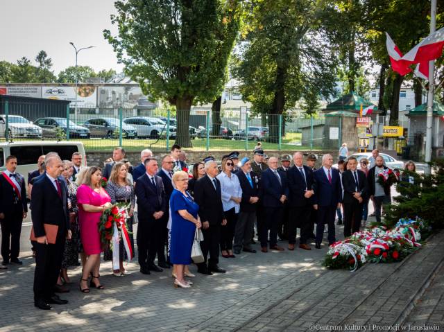 Uczestnicy jarosławskich obchodów pamięci Ofiar II wojny światowej