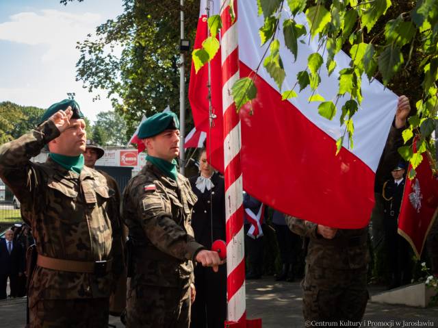 Uczestnicy jarosławskich obchodów pamięci Ofiar II wojny światowej