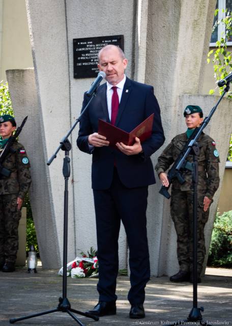 Przemawia zastępca burmistrza Dariusz Tracz