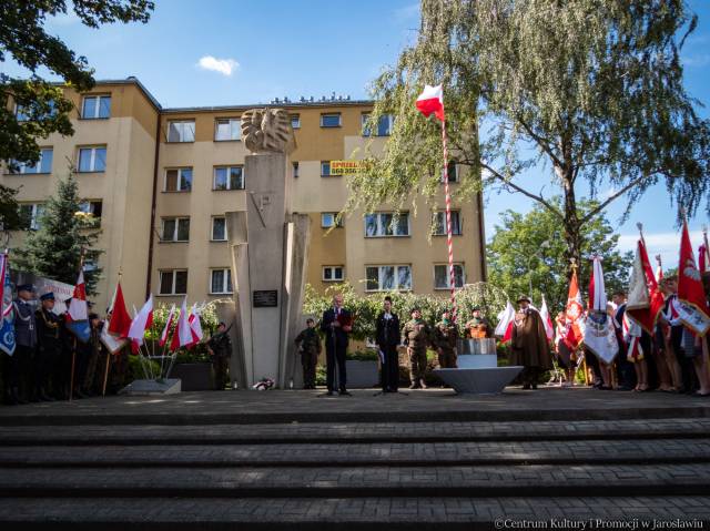 Uczestnicy jarosławskich obchodów pamięci Ofiar II wojny światowej