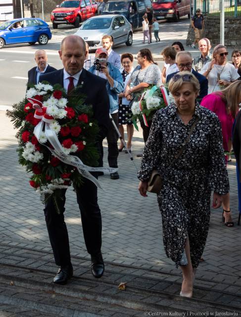 Uczestnicy jarosławskich obchodów pamięci Ofiar II wojny światowej składają kwiaty