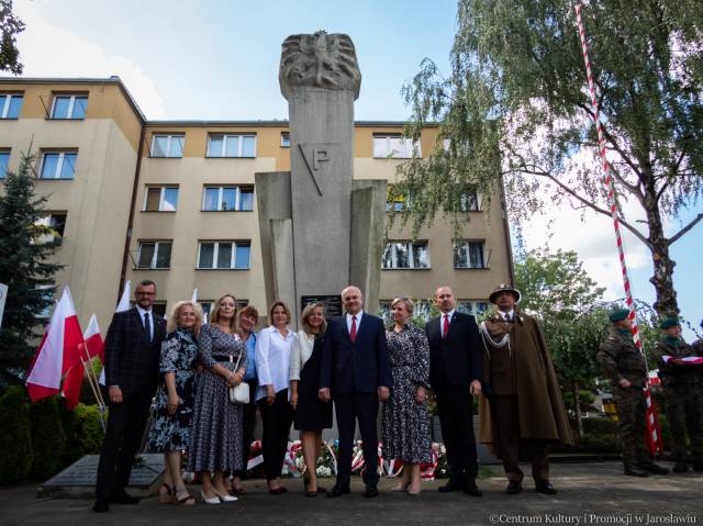 Uczestnicy jarosławskich obchodów pamięci Ofiar II wojny światowej