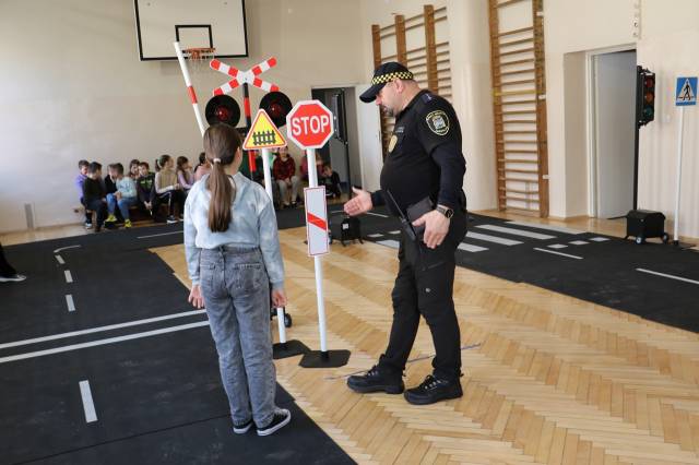 Uczestnicy kampanii informacyjnej o bezpieczeństwie.