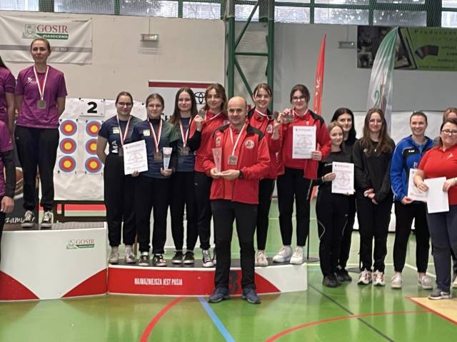 Martyna Brudek, Urszula Kutyła Natalia Socha, Wiesław Kutyła na podium