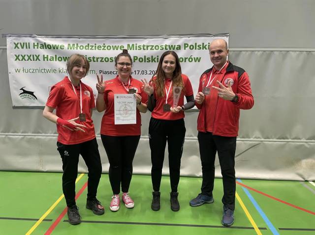 Natalia Babiak, Julia Cackowska, Sylwia Zając z trenerem Wiesławem Kutyłą