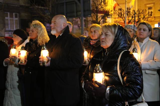 Uczestnicy Marszu Światła z lampionami