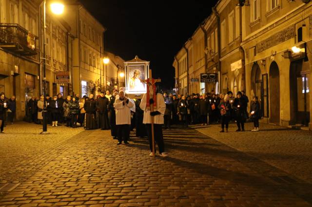 Uczestnicy Marszu Światła na ul. Grodzkiej