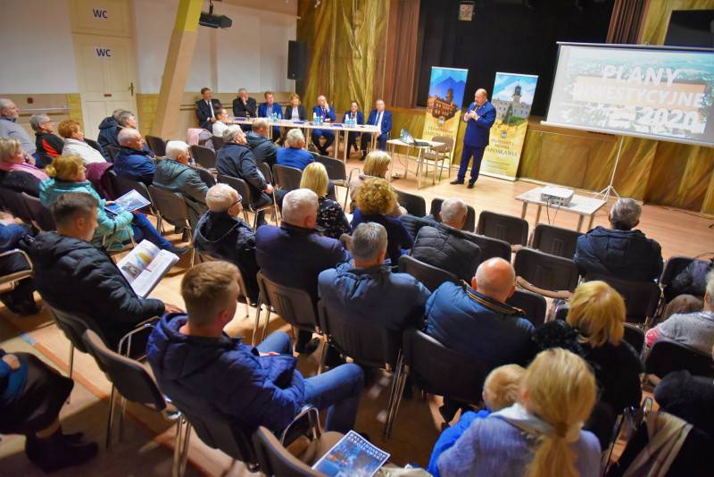 Mieszkańcy miasta uczestniczący w spotkaniu z burmistrzem Waldemarem Paluch w sali Katolickiego Centrum Kultury.