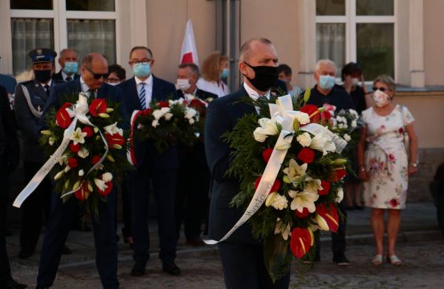 Kwiaty w imieniu burmistrza składa zastępca dr Dariusz Tracz