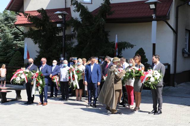 Zaproszeni goście na placu przed pomnikiem Pamięci Narodowej