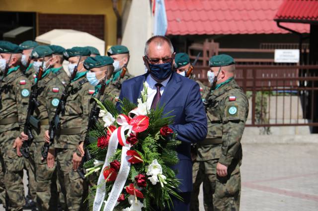 Kwiaty składa zastepca burmistrza Wiesław Pirożek