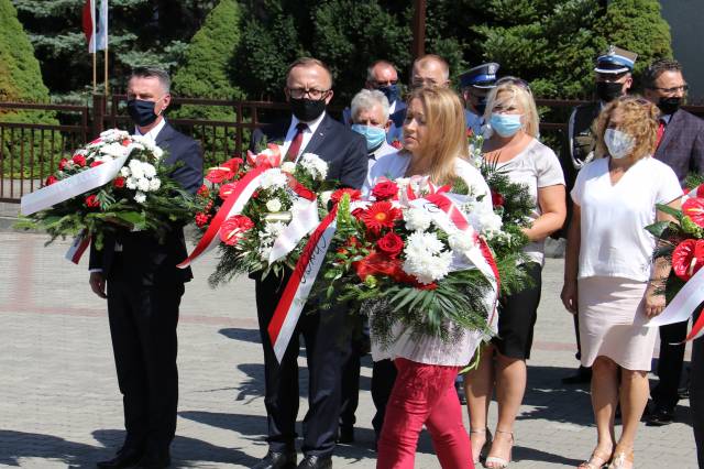 Przybyłe delegacje składają kwiaty