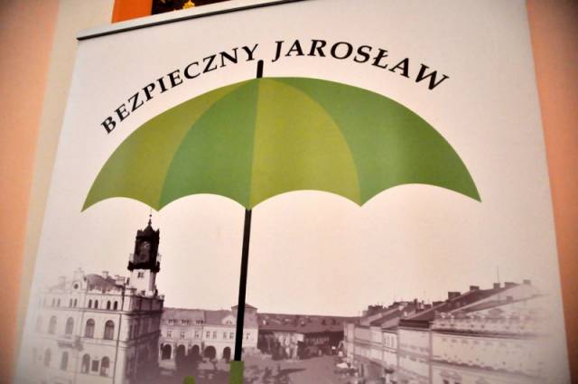 Zielona parasolka - logo programu „Bezpieczny Jarosław”.