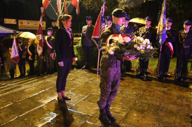 Składanie wiązanek kwiatów pod Pomnikiem Walk i Męczeństwa