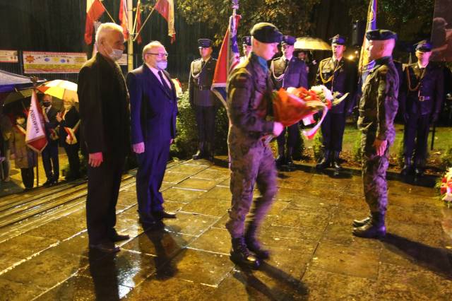 Składanie wiązanek kwiatów pod Pomnikiem Walk i Męczeństwa