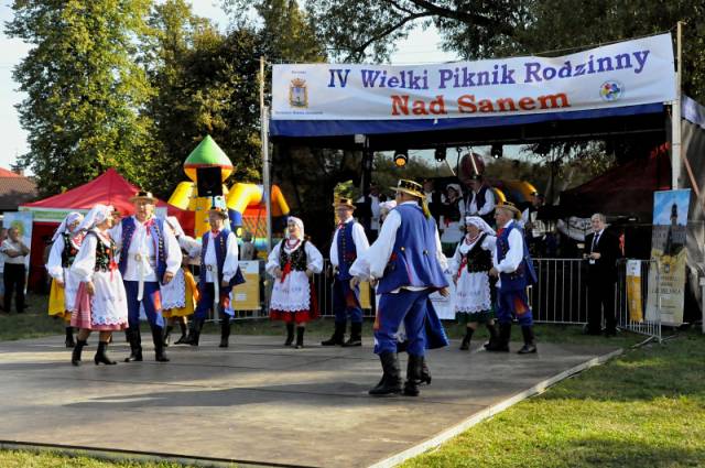 Ubiegłoroczna edycja pikniku nad Sanem - występ artystyczny.