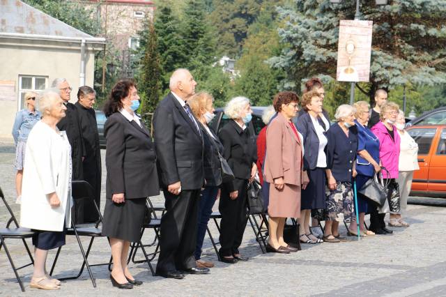 Sybiracy podczas uroczystego wciągnięcia flagi państwowej na maszt