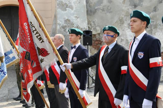 Poczty sztandarowe na placu ks. Piotra Skargi podczas obchodów Dnia Sybiraka