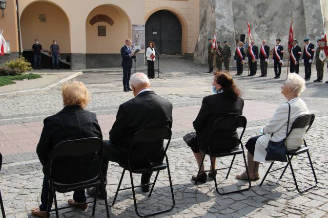 Dariusz Tracz, zastępca burmistrza, kierujący słowa do uczestników obchodów Światowego Dnia Sybiraka