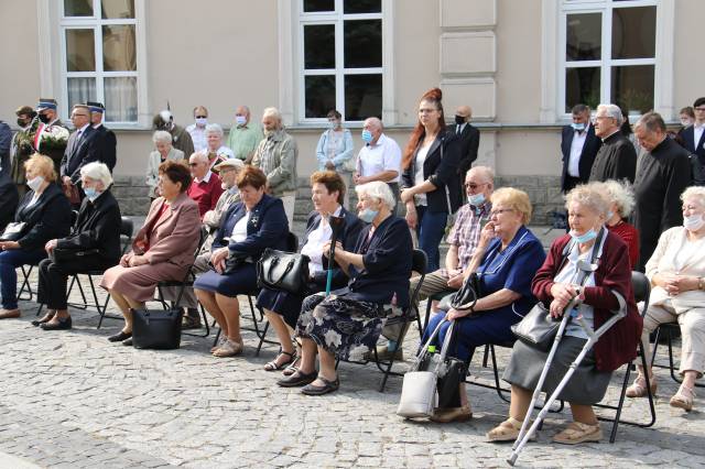 Sybiracy podczas II części obchodów Dnia Sybiraka - przy pomniku BOhaterów II wojny światowej na placu ks. Piotra Skargi