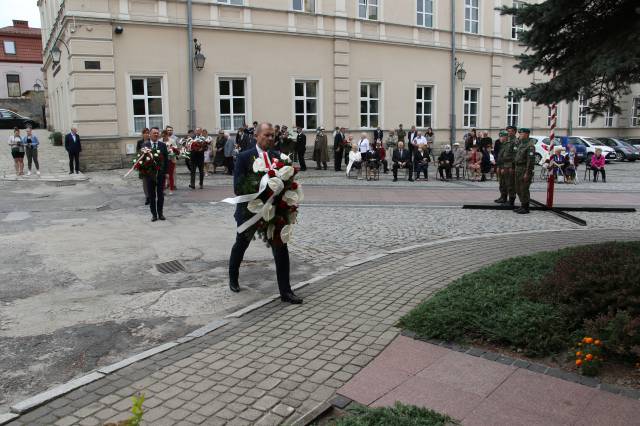 Składanie wiązanek kwiatów pod pomnikiem Bohaterów II wojny światowej - zastępca burmistrza Dariusz Tracz