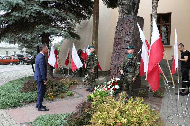 Składanie wiązanek kwiatów pod pomnikiem Bohaterów II wojny światowej - Marcin Zaborniak, dyrektor generalny Podkarpackiego Urzędu Wojewódzkiego