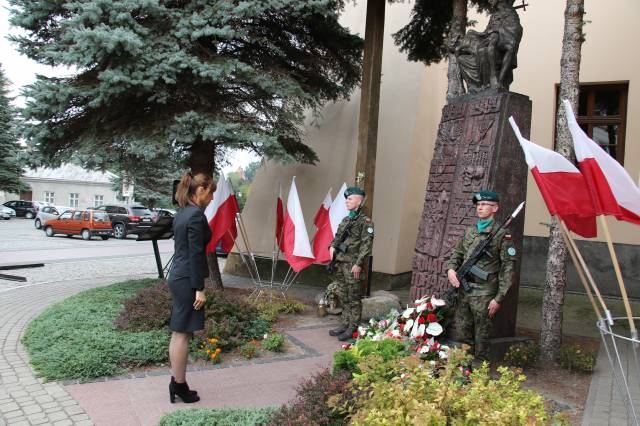 Składanie wiązanek kwiatów pod pomnikiem Bohaterów II wojny światowej - Martyna Sowa, dyrektor biura poselskiego Anny Schmidt-Rodziewicz