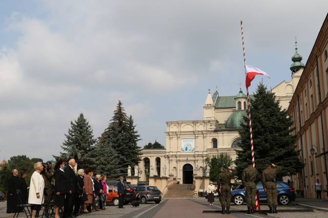 Uroczyste wciągnięcie flagi państwowej na maszt