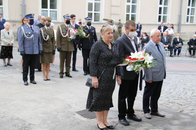 Składanie wiązanek kwiatów pod pomnikiem Bohaterów II wojny światowej - radni Wanda Czerwiec, Antoni Lotycz, Mariusz Walter