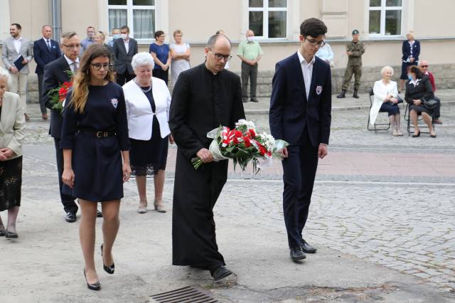 Składanie wiązanek kwiatów pod pomnikiem Bohaterów II wojny światowej - delegacja Publicznego Katolickiego Liceum Ogólnokształcącego w Jarosławiu