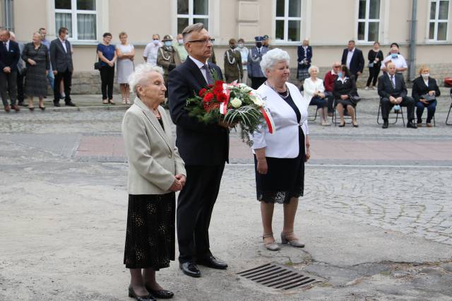 Składanie wiązanek kwiatów pod pomnikiem Bohaterów II wojny światowej - Witold Garczyński, prezes Związku Sybiraków, Oddział w Jarosławiu