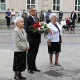 Składanie wiązanek kwiatów pod pomnikiem Bohaterów II wojny światowej - Witold Garczyński, prezes Związku Sybiraków, Oddział w Jarosławiu