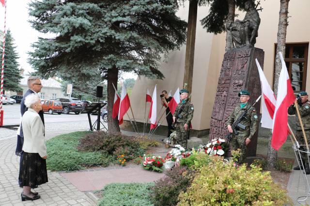 Składanie wiązanek kwiatów pod pomnikiem Bohaterów II wojny światowej - Witold Garczyński, prezes Związku Sybiraków, Oddział w Jarosławiu