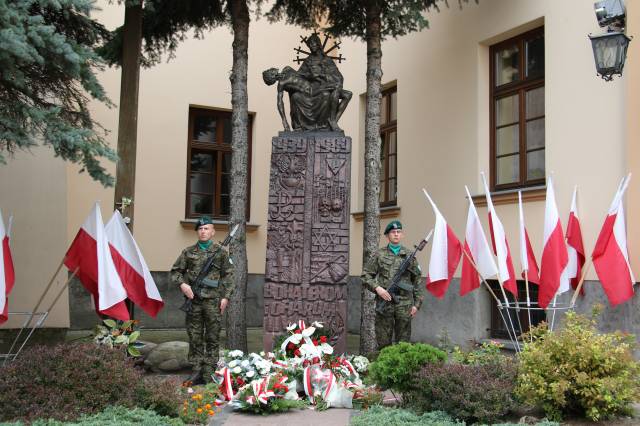 Pomnik Bohaterów II wojny światowej na placu ks. Piotra Skargi