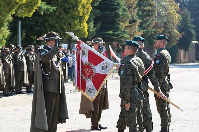 Przed pocztem sztandarowym 14 das salutują mjr Mateusz Tomaszewski - zdający obowiązki dowódcy Garnizonu Jarosław oraz ppłk Wojciech Drapała - obejmujący obowiązki dowódcy.