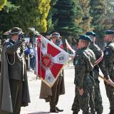 Przed pocztem sztandarowym 14 das salutują mjr Mateusz Tomaszewski - zdający obowiązki dowódcy Garnizonu Jarosław oraz ppłk Wojciech Drapała - obejmujący obowiązki dowódcy.