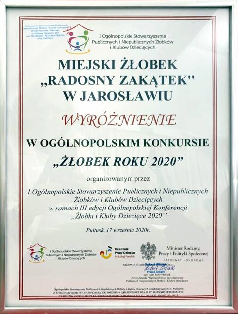 Treść informująca o wyróżnieniu miejskiego żłobka w Jarosławiu tytułem Żłobek Roku 2020. Dokument podpisany przez prezesa zarządu I Ogólnopolskiego Stowarzyszenia Publicznych i Niepublicznych Żłobków i Klubów Dziecięcych. 