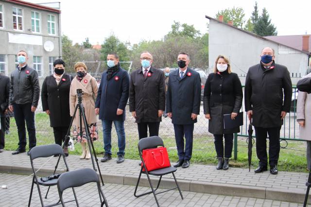 Zaproszeni goście podczas uroczystego odsłonięcia muralu poświęconego 68 lotnikom z ziemi jarosławskiej, którzy podczas II wojny światowej walczyli w Polskich Siłach Powietrznych na Zachodzie