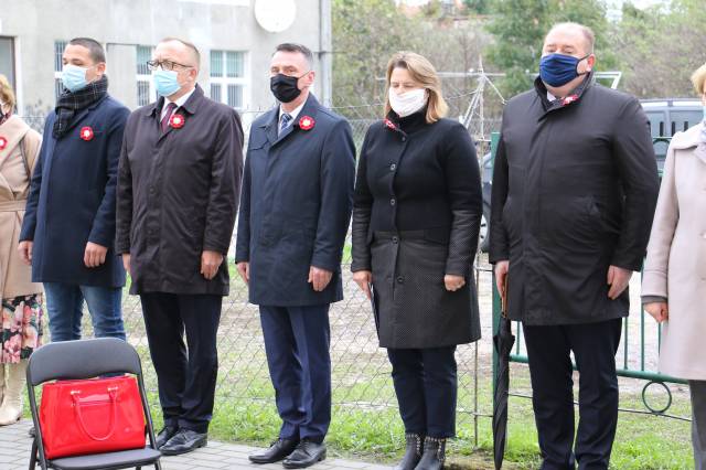 Zaproszeni goście podczas uroczystego odsłonięcia muralu poświęconego 68 lotnikom z ziemi jarosławskiej, którzy podczas II wojny światowej walczyli w Polskich Siłach Powietrznych na Zachodzie