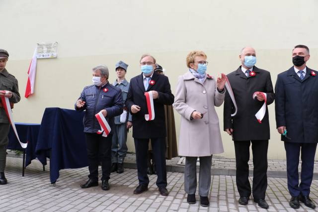 Moment przecięcia wstęgi - symboliczne odsłonięcie muralu poświęconego lotnikom z ziemi jarosławskiej