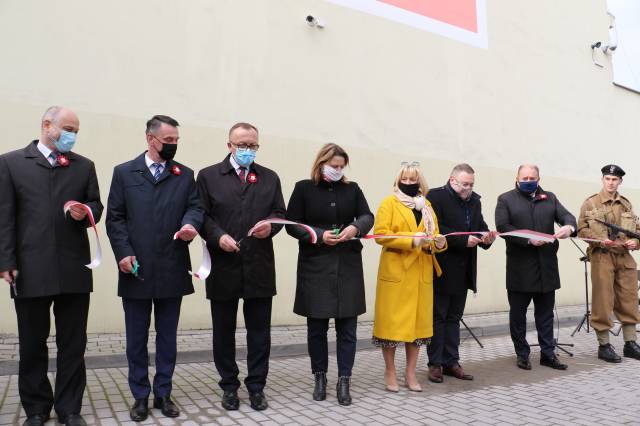 Moment przecięcia wstęgi - symboliczne odsłonięcie muralu poświęconego lotnikom z ziemi jarosławskiej