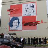 Mural poświęcony 68 lotnikom wywodzącym się z ziemi jarosławskiej na elewacji szkół przy ul. św. Ducha 1