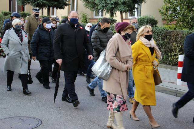 Wspólny przemarsz zaproszonych gości spod muralu do JOKiS-u na wydarzenia towarzyszące (otwarcie wystawy, sesja popularno-naukowa, awans i medal dla W. Kondrackiej)