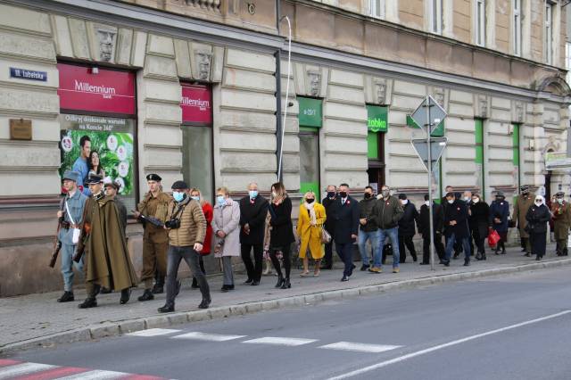 Wspólny przemarsz zaproszonych gości spod muralu do JOKiS-u na wydarzenia towarzyszące (otwarcie wystawy, sesja popularno-naukowa, awans i medal dla W. Kondrackiej)