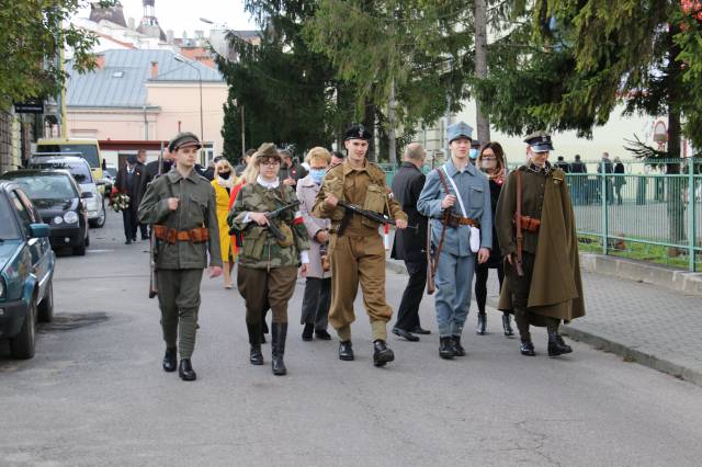 Wspólny przemarsz zaproszonych gości spod muralu do JOKiS-u na wydarzenia towarzyszące (otwarcie wystawy, sesja popularno-naukowa, awans i medal dla W. Kondrackiej)